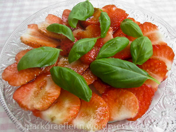 Erdbeer-Carpaccio mit Balsamico und Basilikum – Lebensart im ...