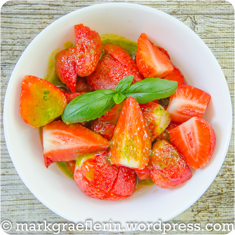 Erdbeeren mit Orangen-Basilikum-Soße