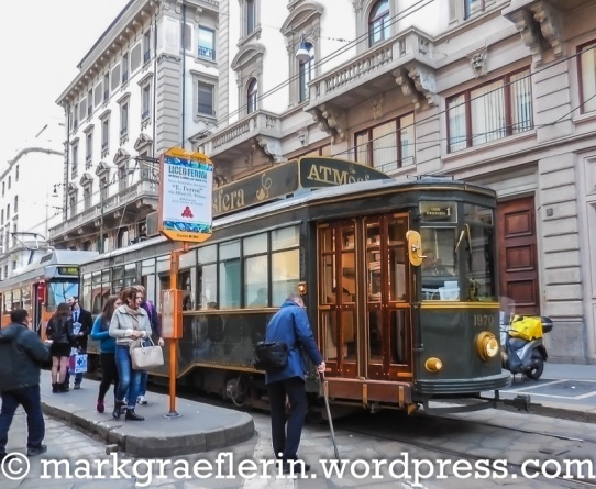 Eine alte Tram, die als Speisewagen durch Mailand fährt