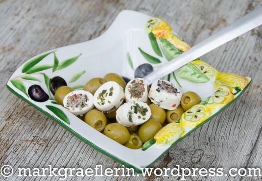 Oliven und Frischkaese
